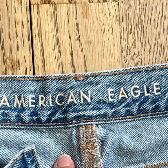 Light wash American eagle boyfriend style jean. Perfect fit on 5ft 3 in height - Picture 3 of 4